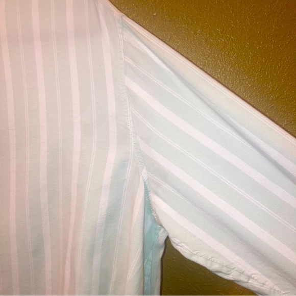 Women’s Old Navy button down shirt. - Picture 3 of 4